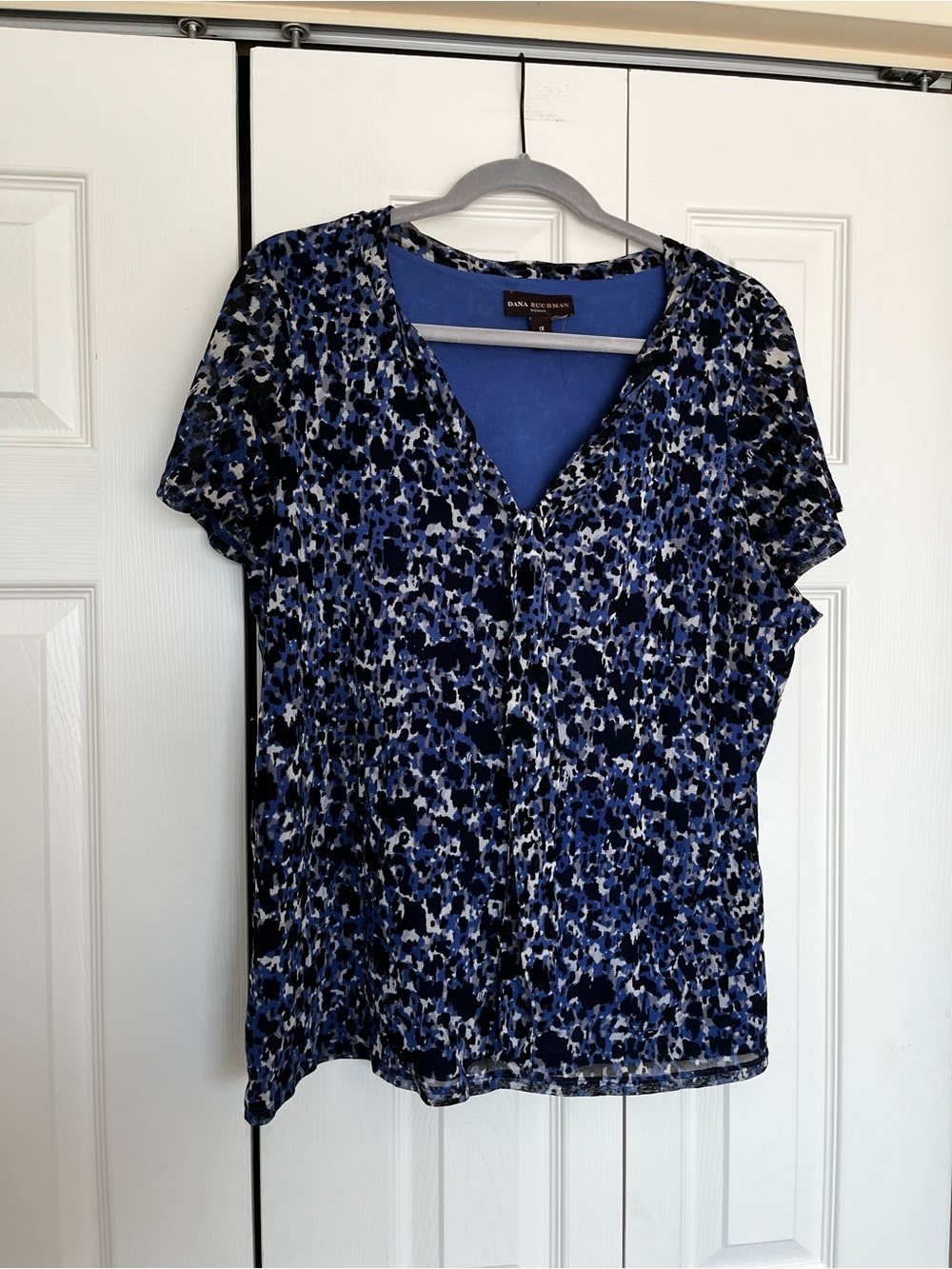 Dana Buchman Blue Black and White Floral V-Neck Short Sleeve Top